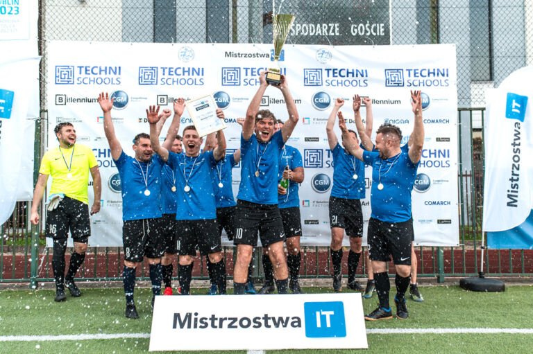 Zdjęcie przedstawia zwycięski zespół pracowników Edge One Solutions w Mistrzostwach IT.