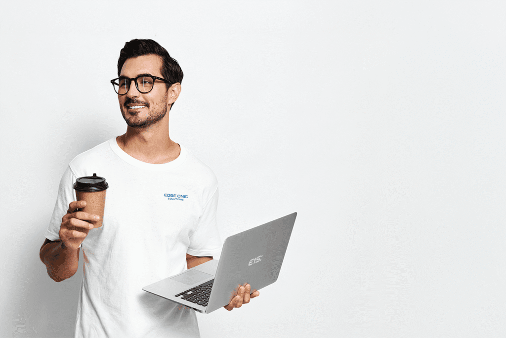 Mężczyzna kubek laptop small 1 (1)
